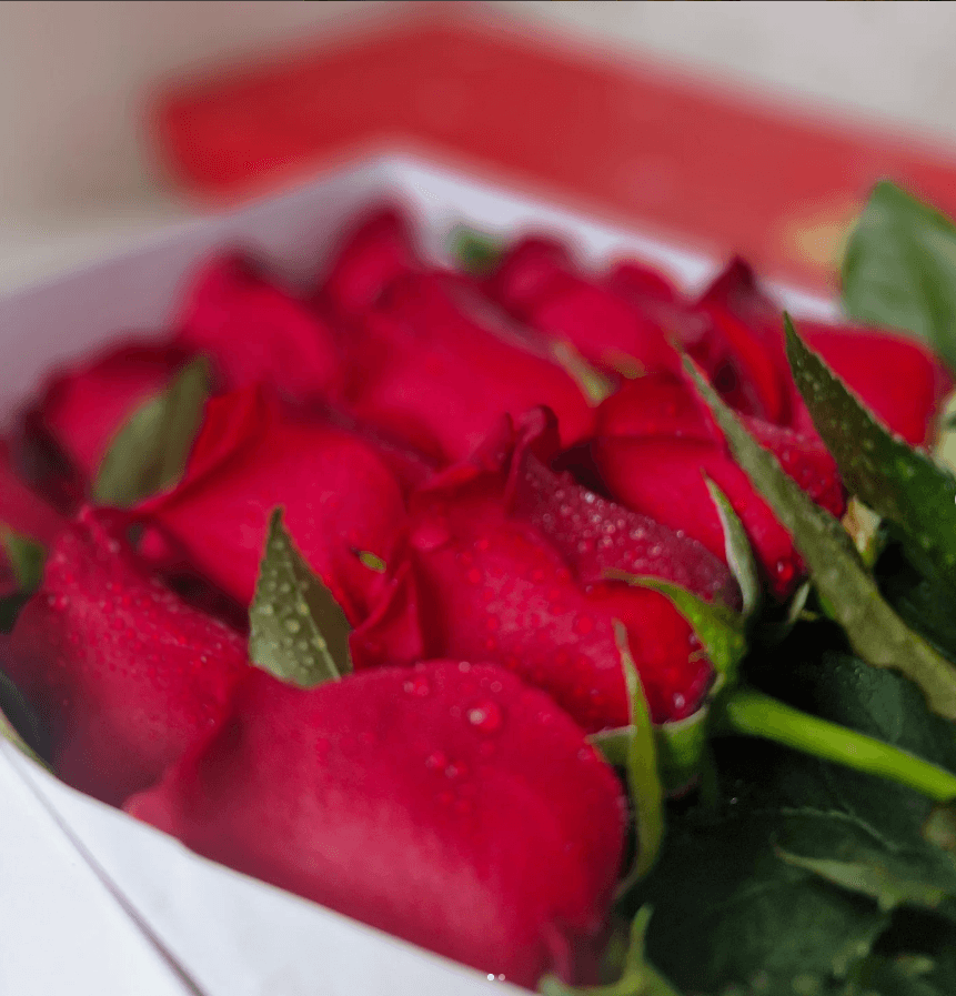 Cajas con rosas, girasoles y tulipanes