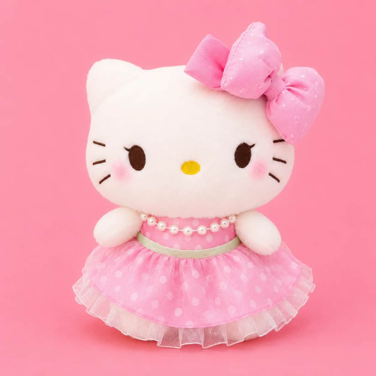 HELLO KITTY CON VESTIDO Y COLLAR DE PERLAS